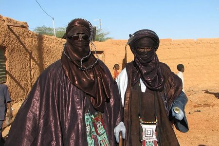 Почему бедуины носят чёрную одежду в пустыне?