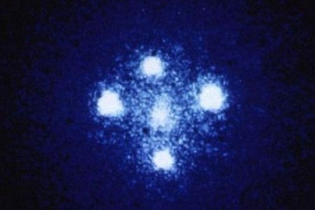 Когда Вселенная показывает лишний образ: редкий «крест Эйнштейна» и тайны тёмной материи